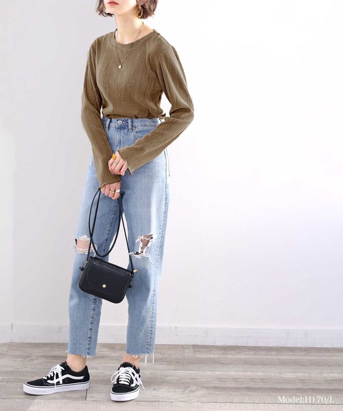 日本 Classical Elf - 圓領細坑條光澤感薄長袖上衣-黑