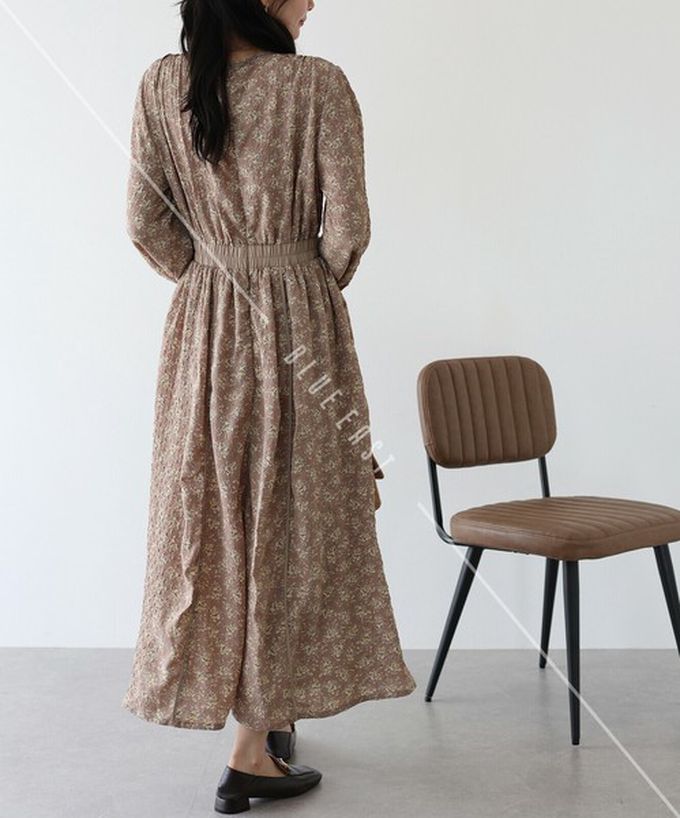 日本 BLUE EAST - 成熟花卉飄逸感V領長袖洋裝-卡其米