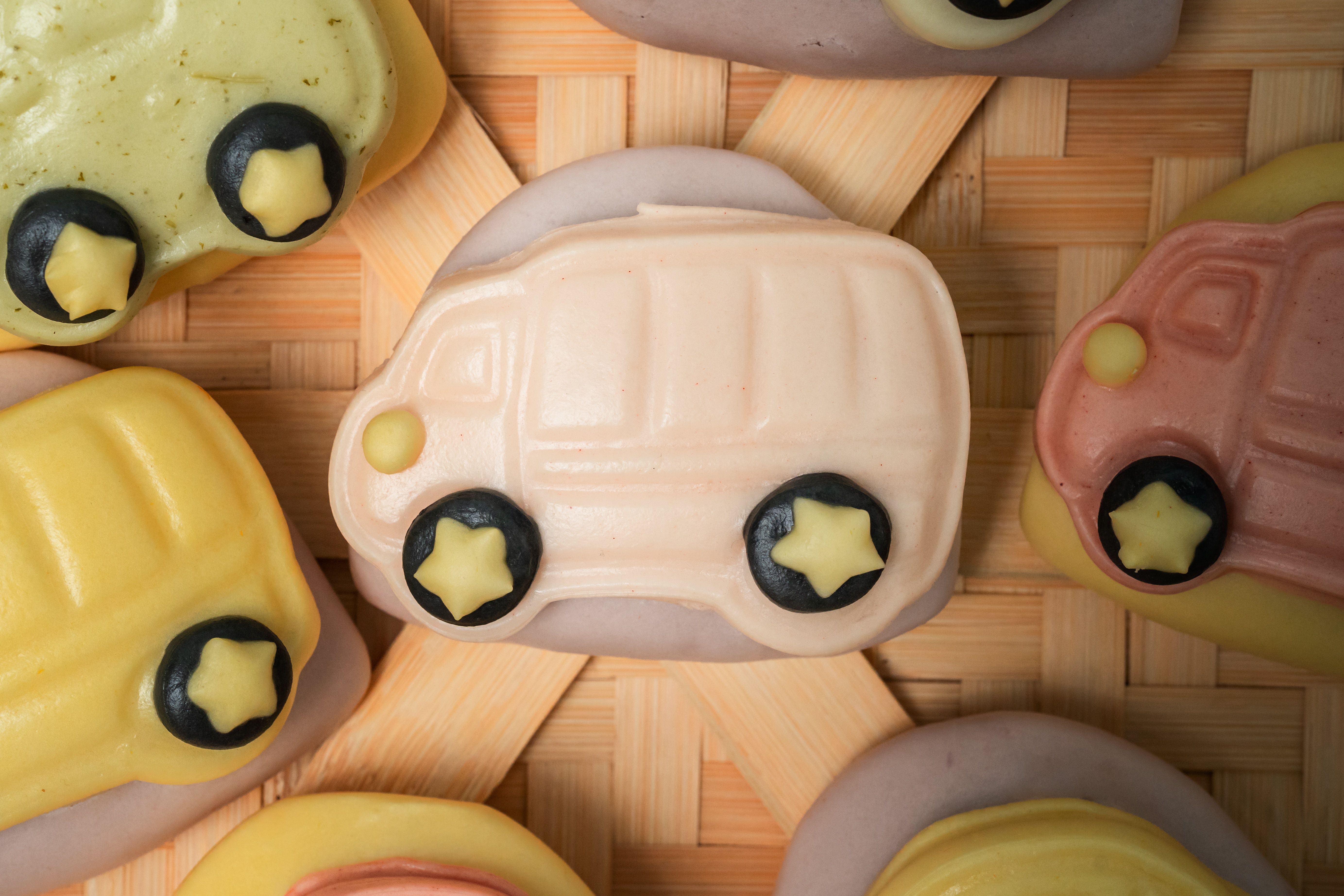 老甜媽手工饅頭 - 彩虹小車車造型刈包