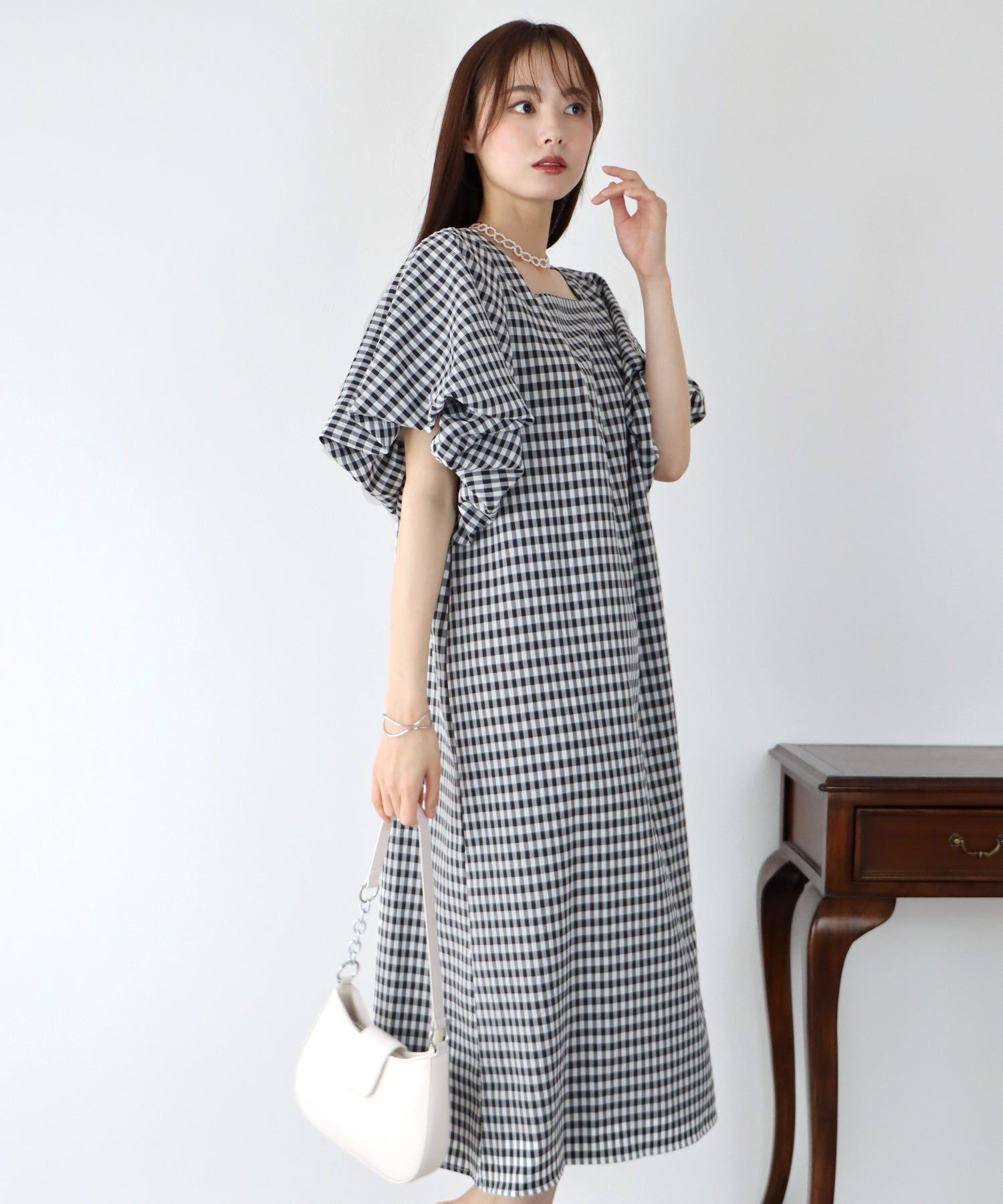 日本 BLUE EAST - 文藝方領大泡泡袖洋裝-格紋-黑