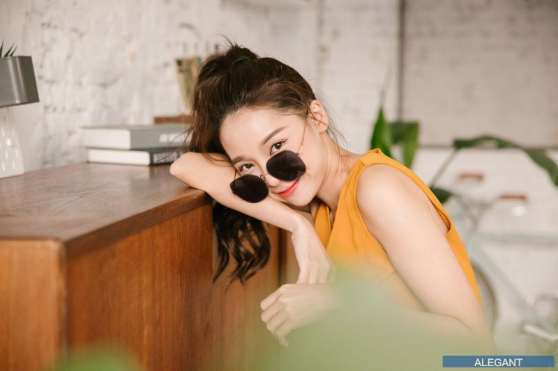 ALEGANT - 輕時尚靜瑟黑果凍透視金屬鏡框設計墨鏡│UV400太陽眼鏡