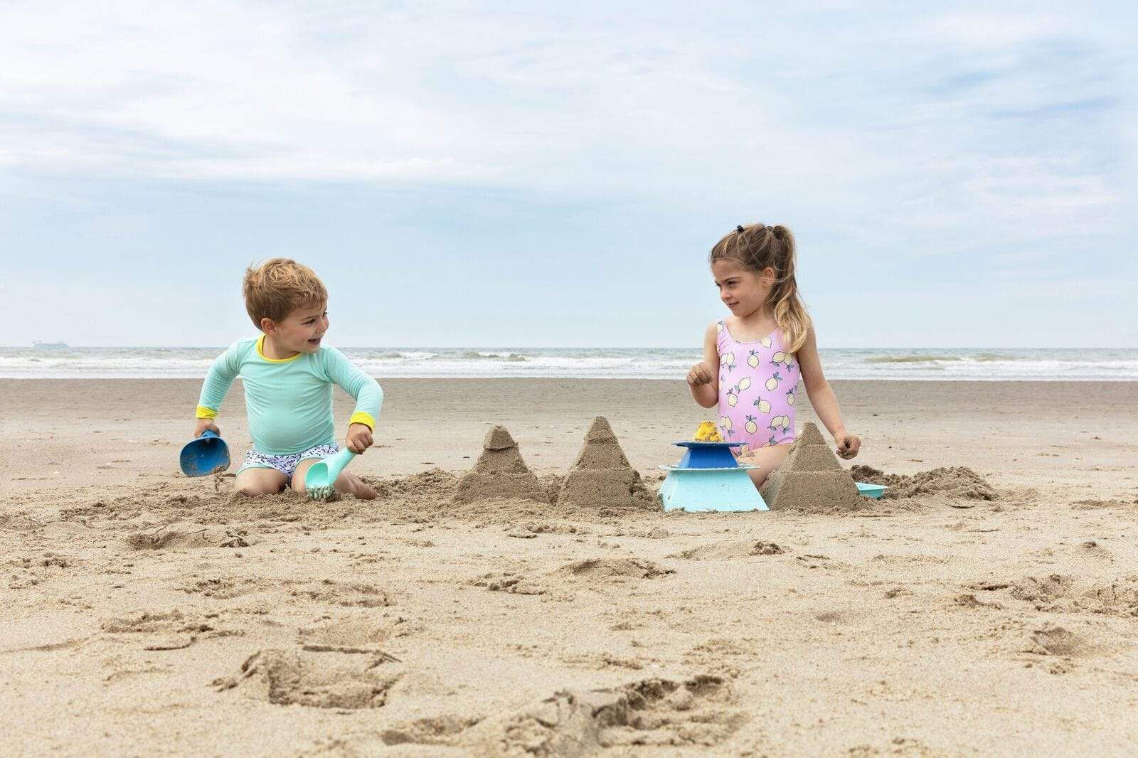 一咖多玩【比利時QUUT】玩沙戲水玩具，時尚美型！