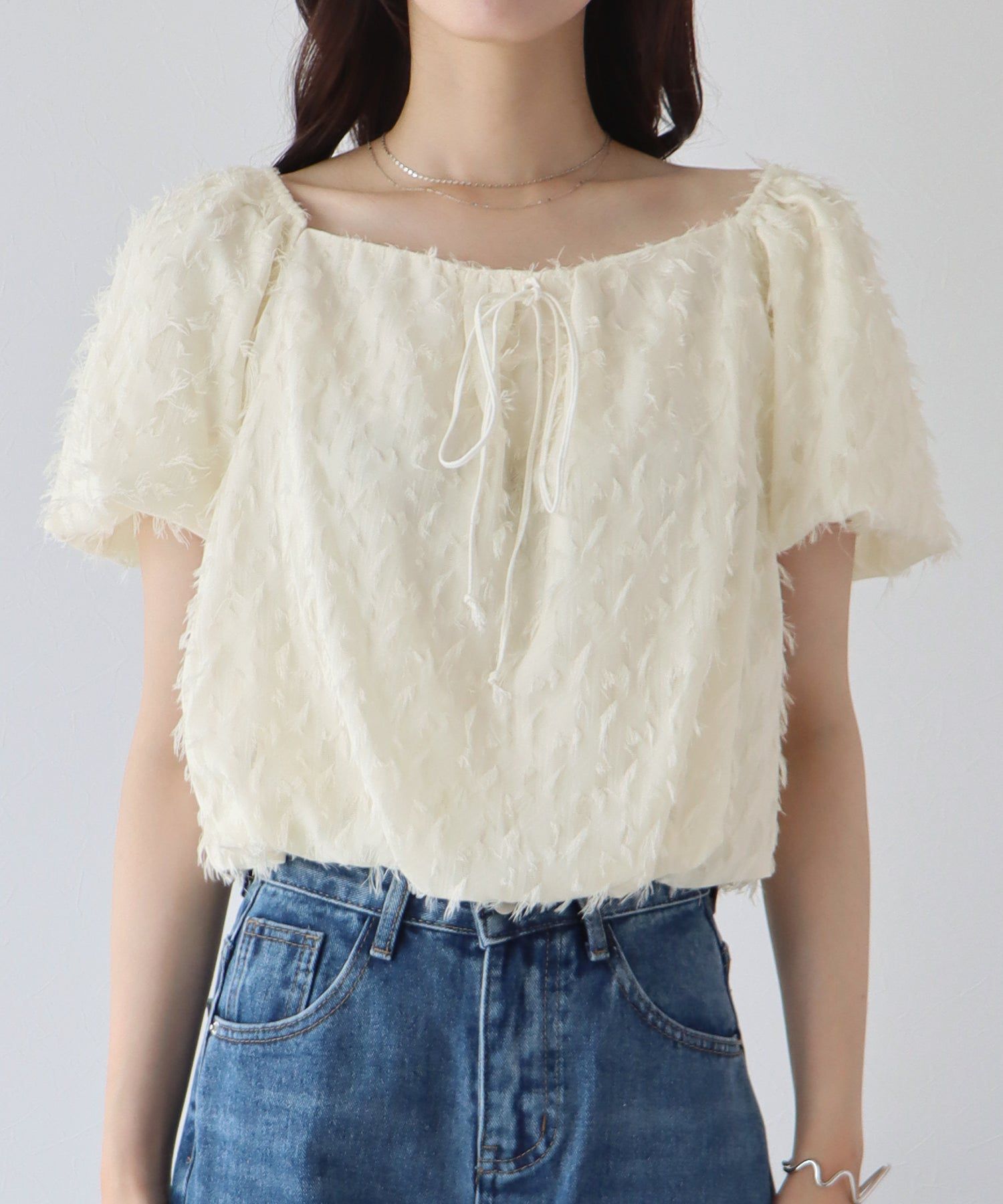 日本 BLUE EAST - 抽鬚感寬領泡泡袖上衣-淺杏