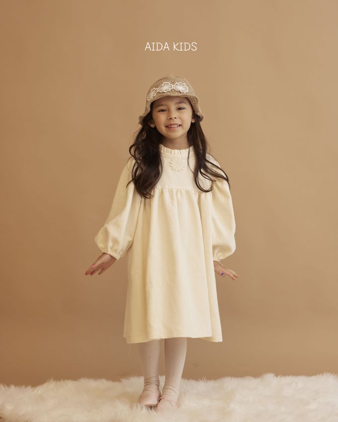 韓國 AIDA - 胸前花雕泡泡袖連身洋裝-象牙白