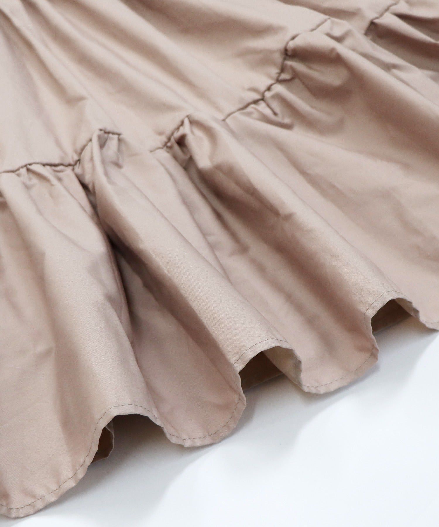 日本 BLUE EAST - 優雅小V領綁帶澎澎袖洋裝-奶茶棕