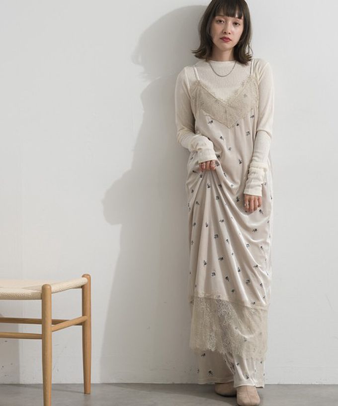 日本 ELENCARE DUE - 魅力光澤絨面蕾絲吊帶洋裝-小花刺繡-象牙