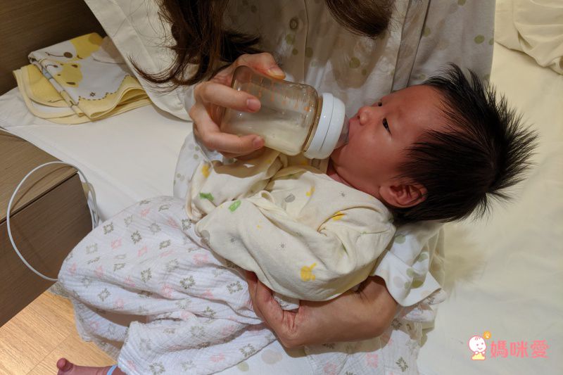 主機只有一個手掌的大小！新貝樂 雙邊電動吸乳器