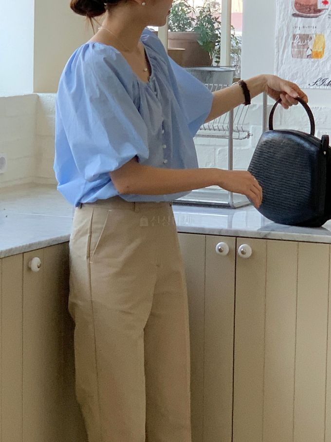 韓國 ANDYOUBROWN - 質感小釦泡泡袖襯衫-象牙白 (FREE)