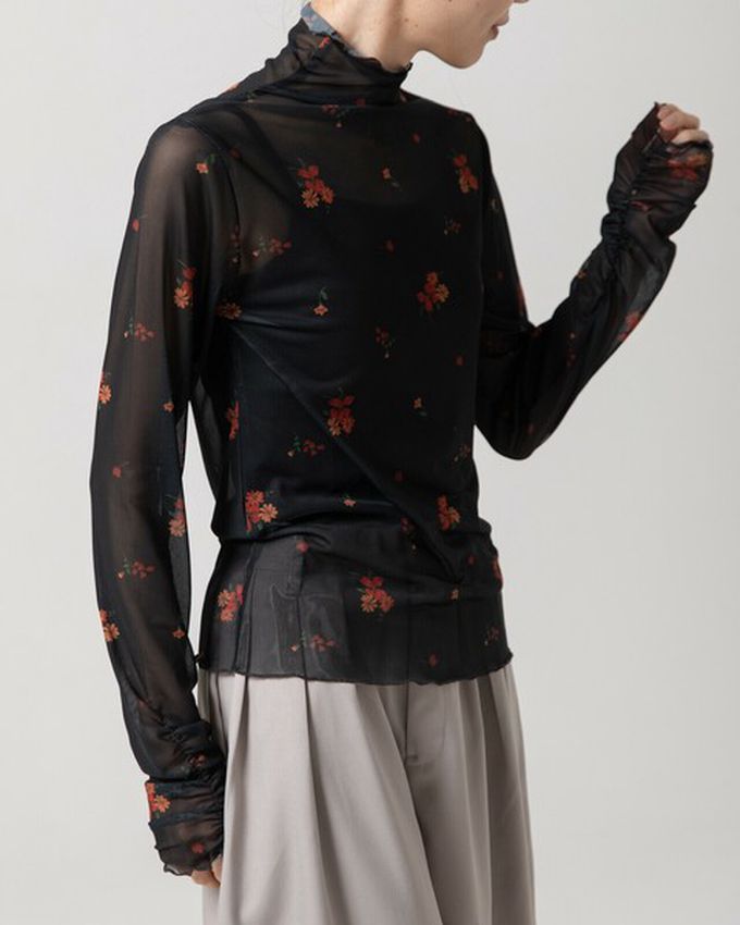 日本 gleam - 優雅小花木耳邊透膚高領長袖上衣-黑x紅花