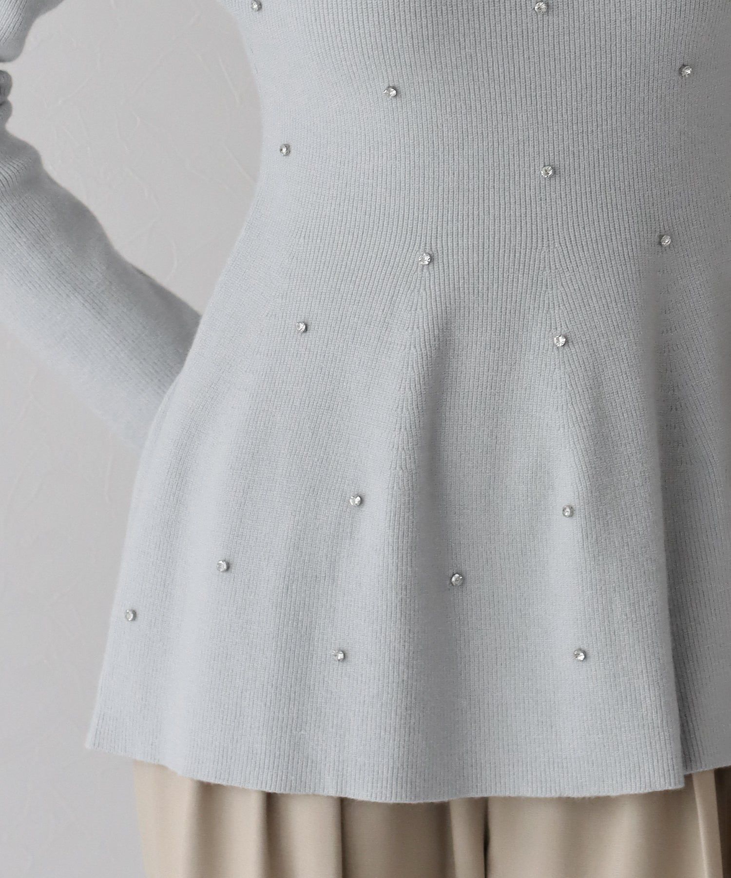 日本 BLUE EAST - 奢華墜飾傘狀修身針織上衣-黑