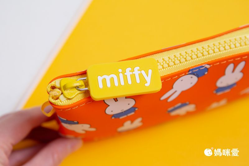 日本P+G design - 矽膠拉鍊收納袋/化妝包/筆袋-滿版米飛-橘紅 (M)