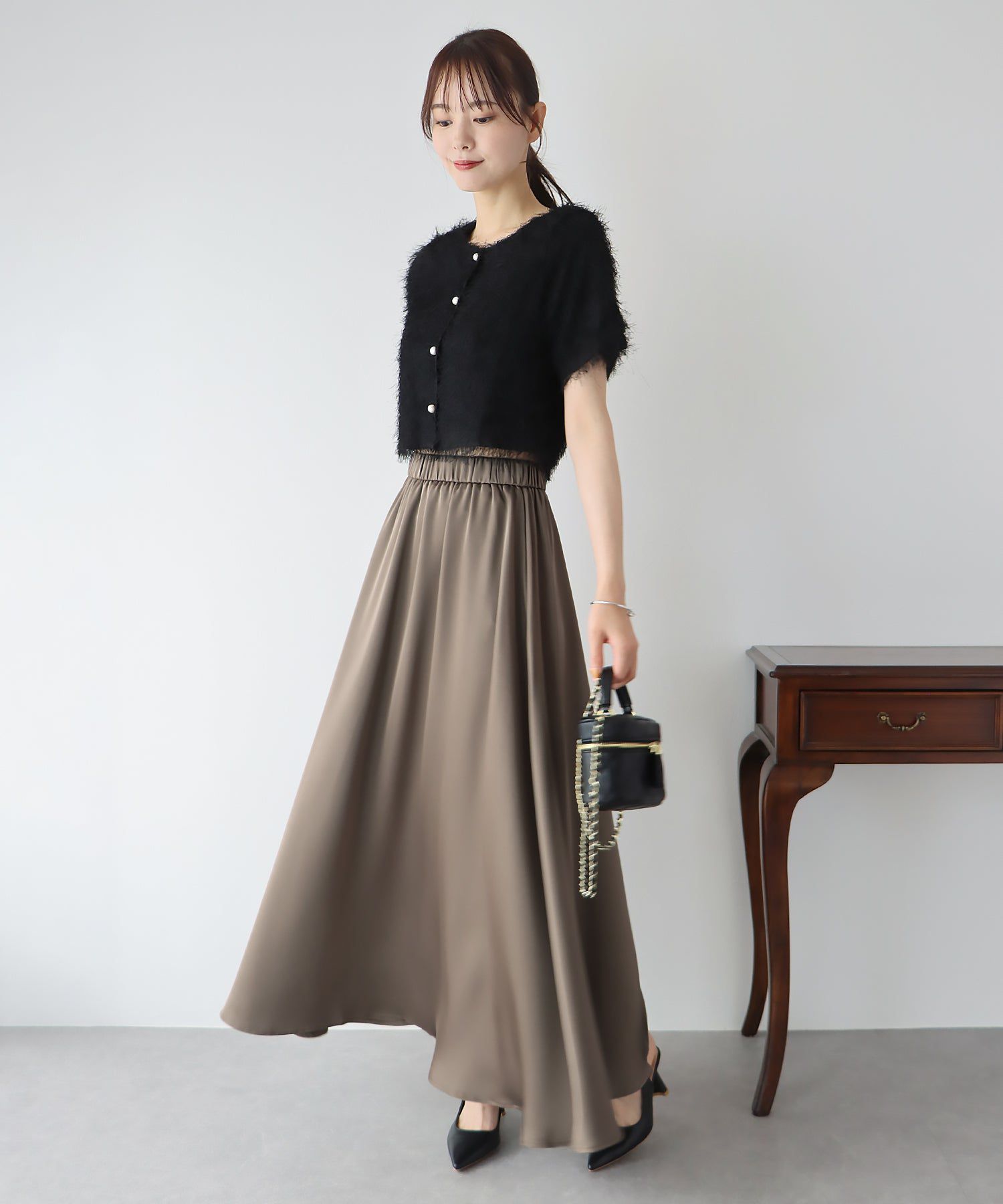 日本 BLUE EAST - 柔軟緞面光澤修身長裙-淺米杏