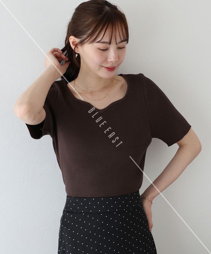 日本 BLUE EAST - 合身羅紋甜美桃心領短袖上衣-黑
