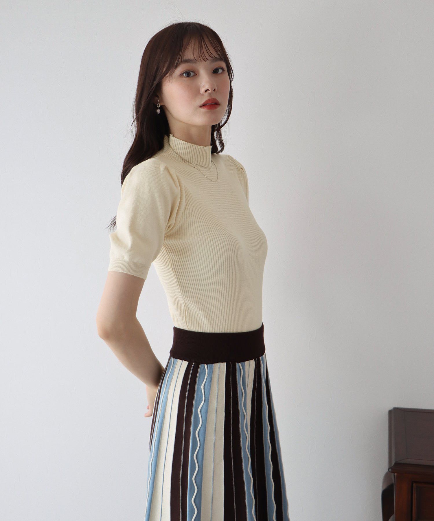 日本 BLUE EAST - 甜美彈性羅紋泡泡袖上衣-咖啡