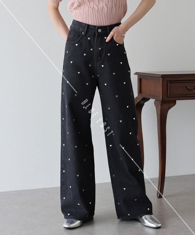日本 BLUE EAST - 滿版愛心鉚釘高腰丹寧寬褲-淺藍