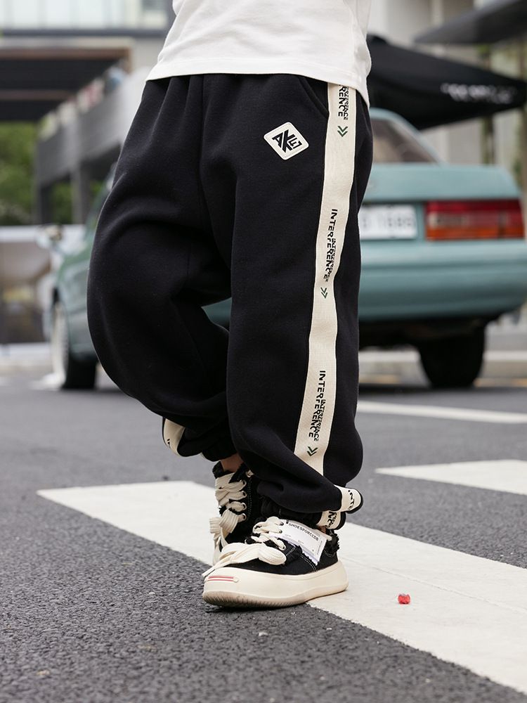 加絨腰鬆緊休閒保暖束口長褲-側邊幾何亂碼-黑色