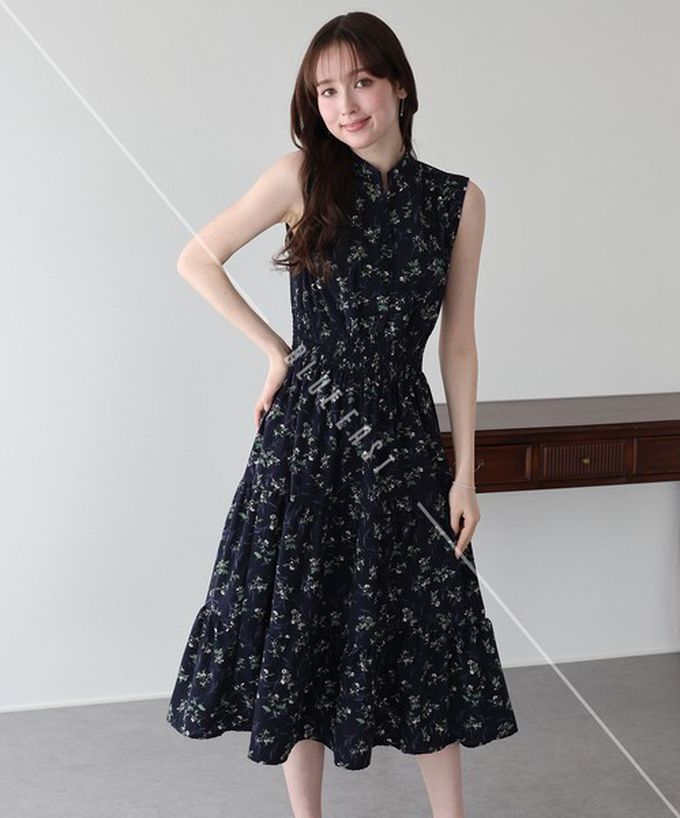 日本 BLUE EAST - 接觸冷感 縮腰顯瘦立領無袖洋裝-線條-黑 (M)