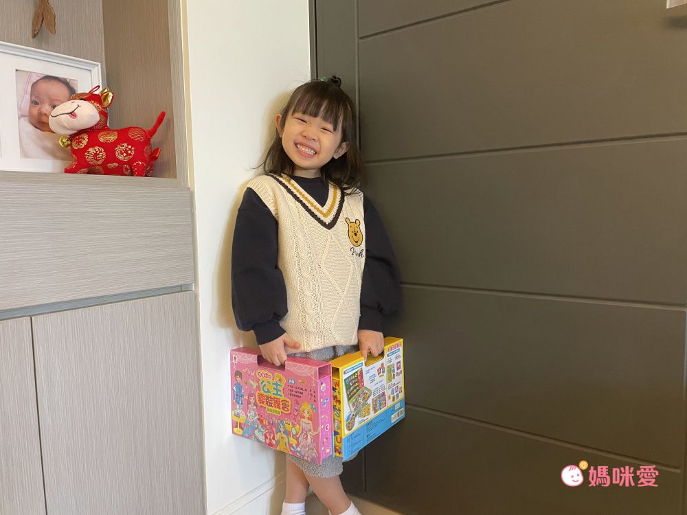 双美生活文創 - 超夢幻的公主變裝舞會  磁鐵遊戲盒-內含公主王子立體人偶4個+服裝配件磁鐵175個+夢幻換裝舞台1個