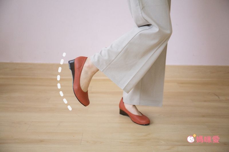 日本女裝代購 - 日本製 仿皮柔軟休閒楔形跟鞋-經典黑