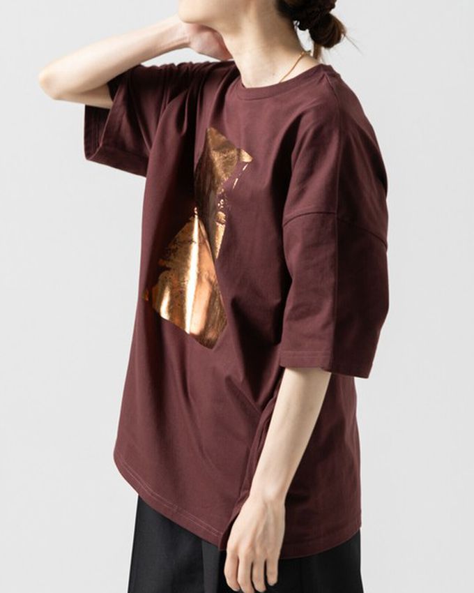 日本 gleam - 燙金光澤廓形寬版天竺棉短袖T恤-金x奶油杏