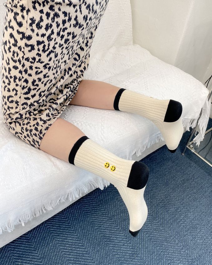 韓國Marian - 笑臉刺繡撞色中筒襪-奶油色 (Free)