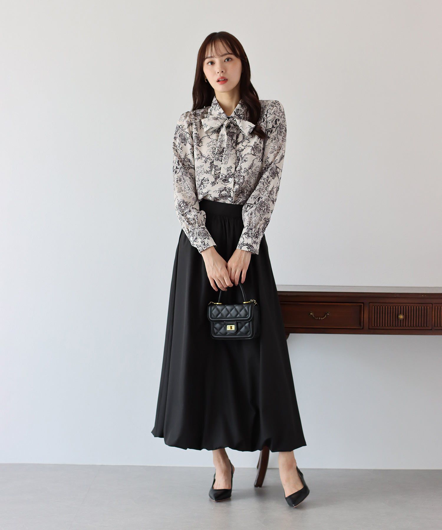 日本 BLUE EAST - 優雅紐結雪紡長袖襯衫-印花-淺杏