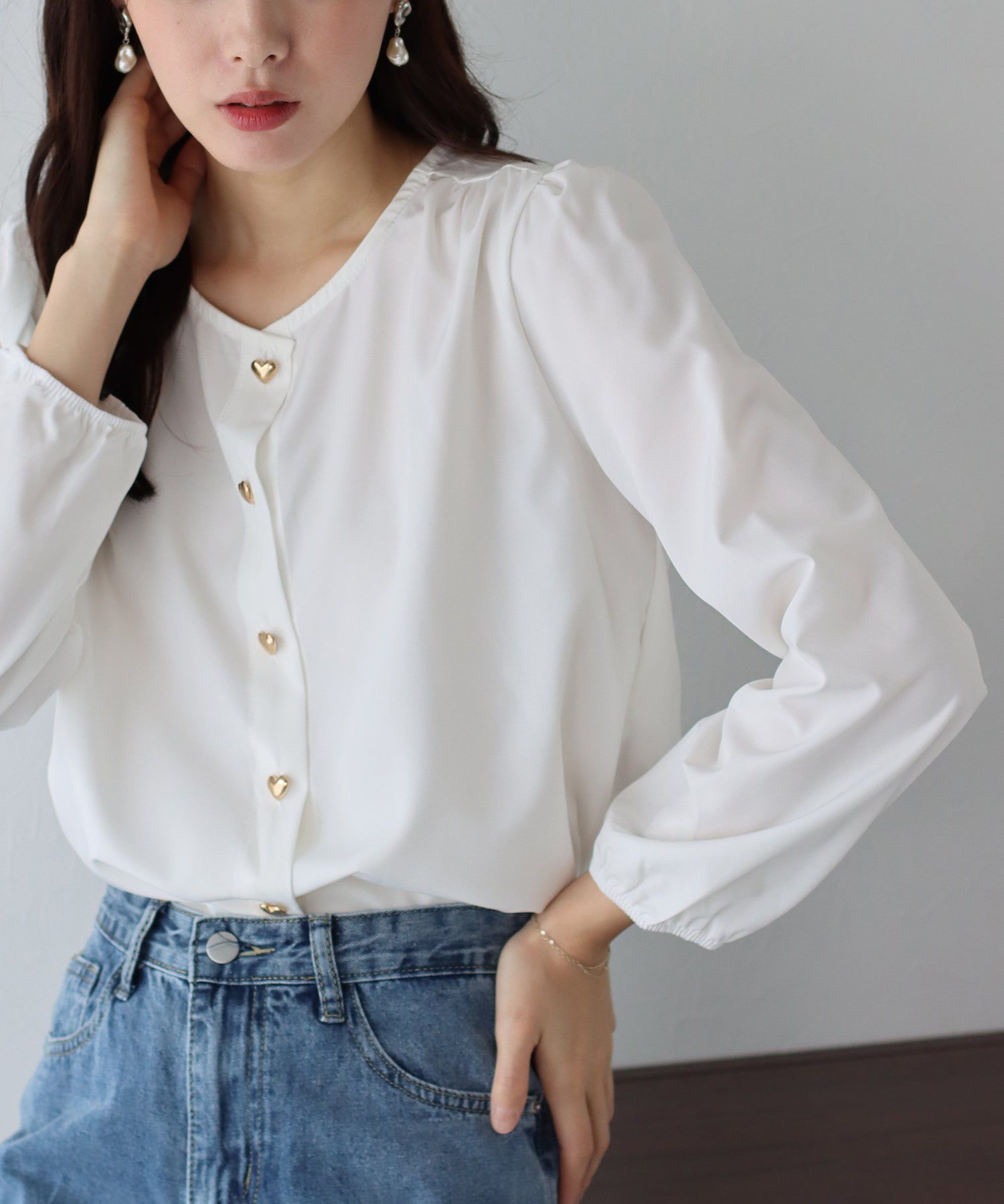 日本 BLUE EAST - 圓領金色愛心長袖襯衫-卡其