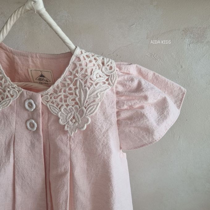 韓國 AIDA - 花紋雕飾領泡泡袖連身洋裝-淺粉