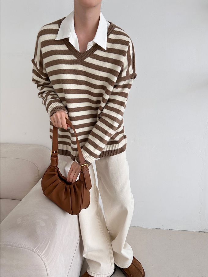 韓國女裝連線 - 休閒落肩V領橫紋針織上衣-咖啡 (FREE)
