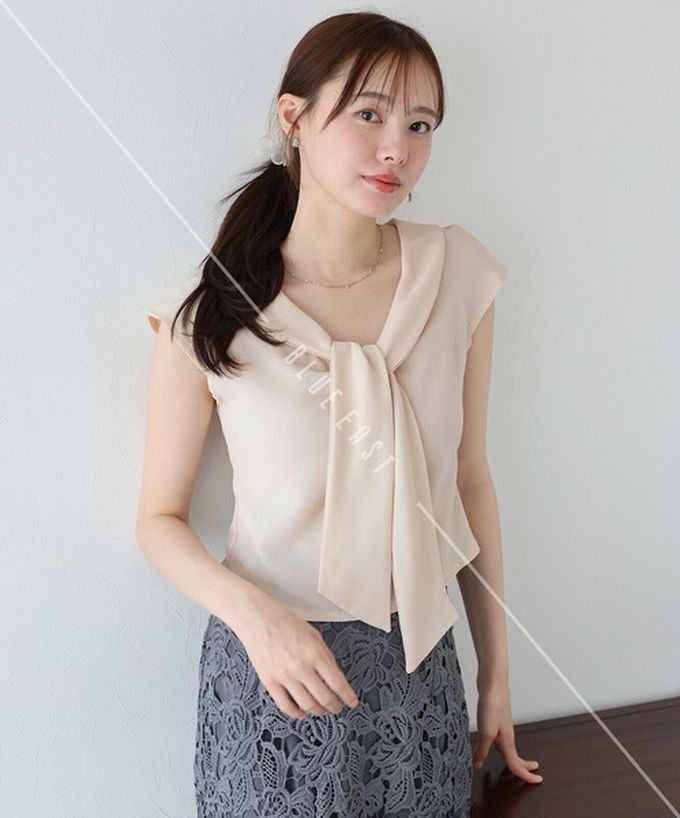 日本 BLUE EAST - 簡潔美型領巾法式袖上衣-黑 (M)