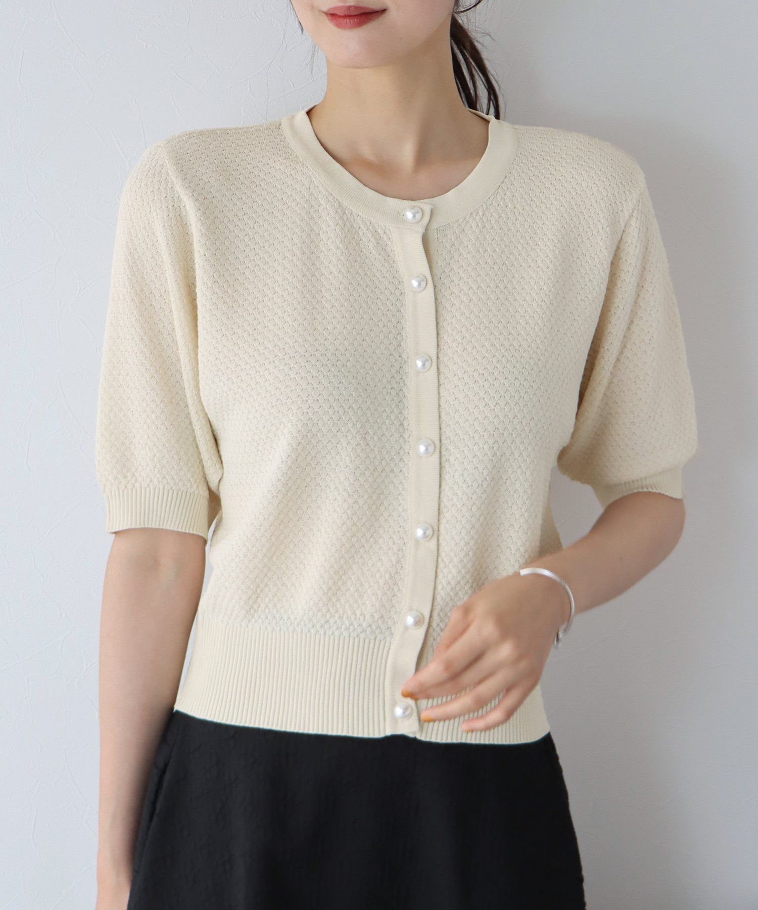 日本 BLUE EAST - 優雅圓領珍珠扣五分袖上衣-深可可