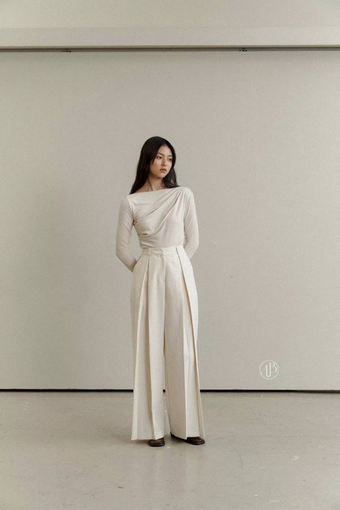 韓國女裝連線 - 不對稱抓褶一字領長袖上衣-象牙白 (FREE)