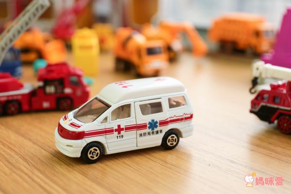 樂彩森林 - 迷你合金車-救護車(159)-滑行
