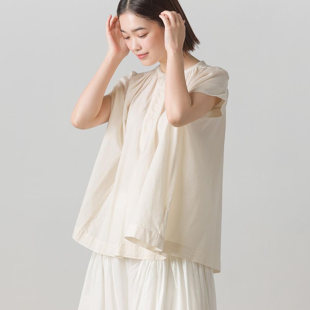 日本 OMNES - 菱織輕盈感透膚短袖上衣-寧靜白