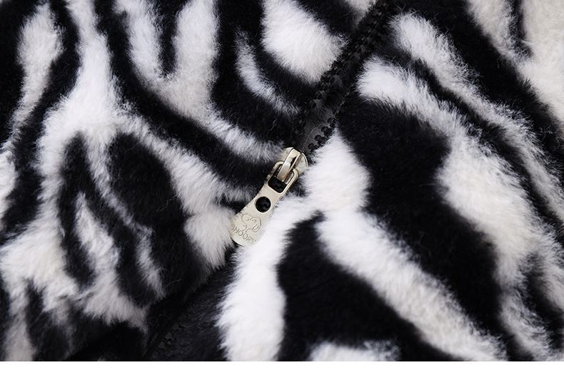 卡通人物史努比斑馬紋毛絨保暖外套-SNOOPY三角小標籤-黑色