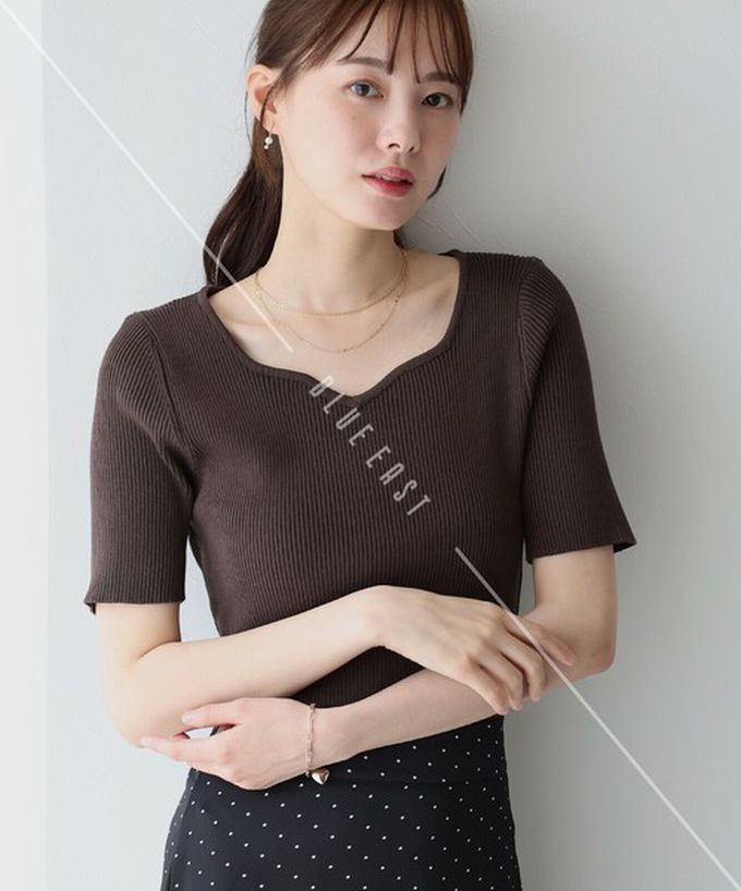 日本 BLUE EAST - 合身羅紋甜美桃心領短袖上衣-黑