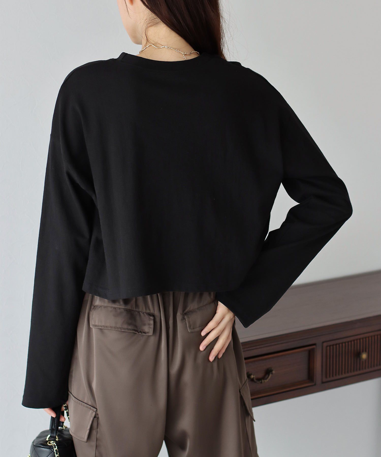 日本 BLUE EAST - 定番百搭短版長袖上衣-黑