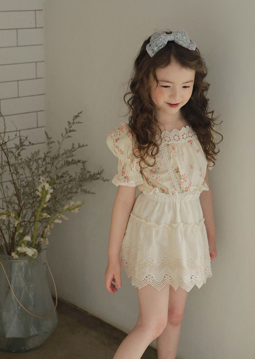 韓國 PuellaFLO - 鋸齒狀鏤空蕾絲綁帶吊帶裙-米白