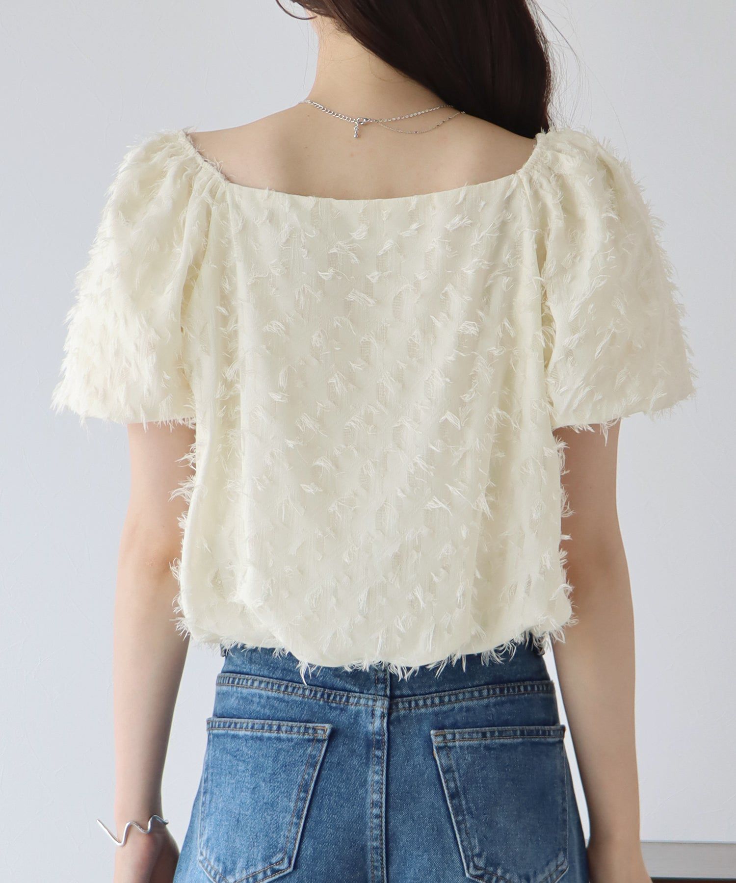 日本 BLUE EAST - 抽鬚感寬領泡泡袖上衣-淺杏