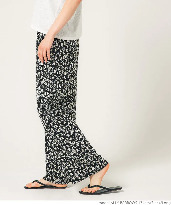 日本 COCA - 透氣印花修身寬褲-百合碎花-黑