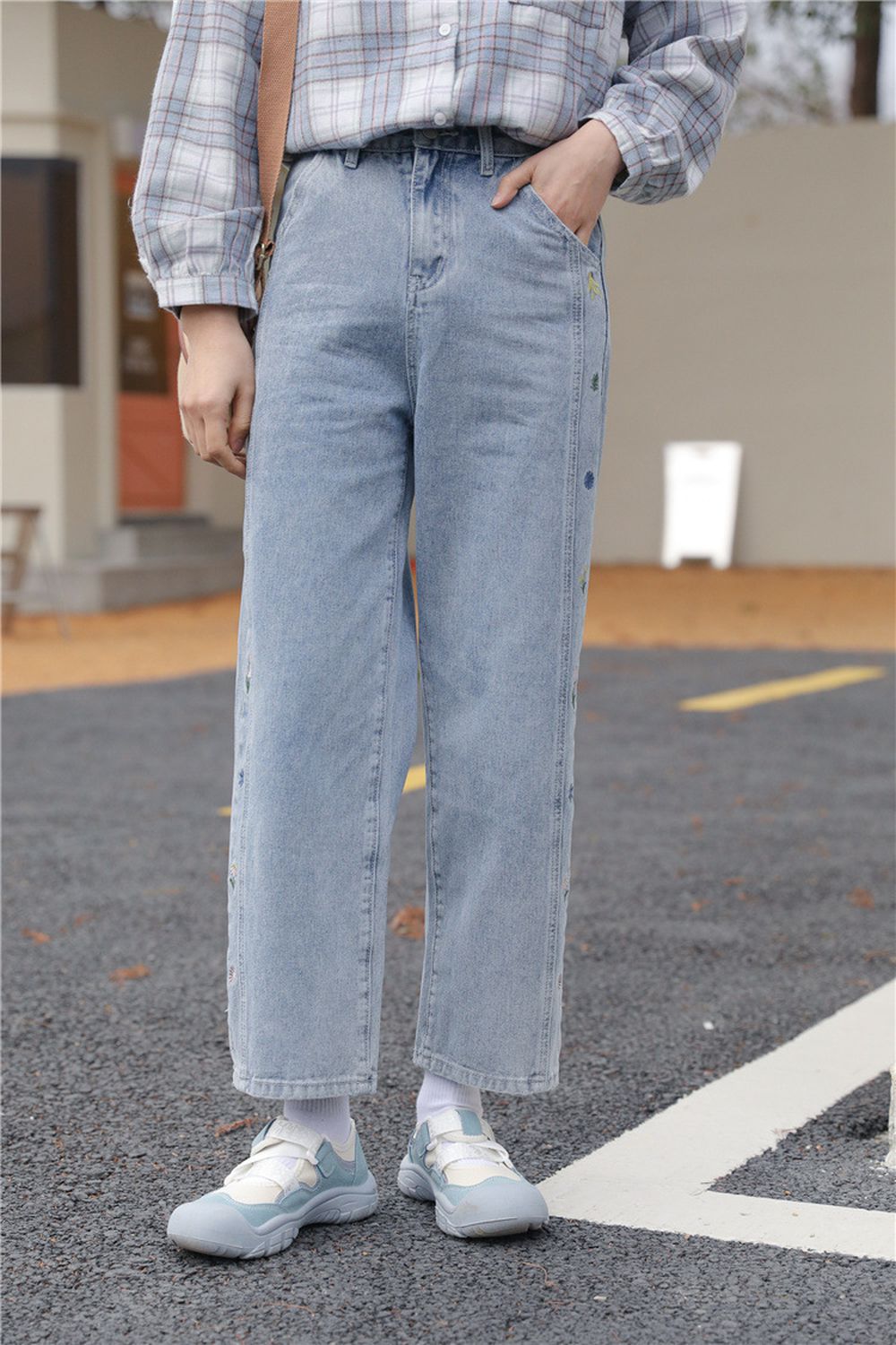 日系刺繡拼接設計直筒牛仔長褲-淺藍色