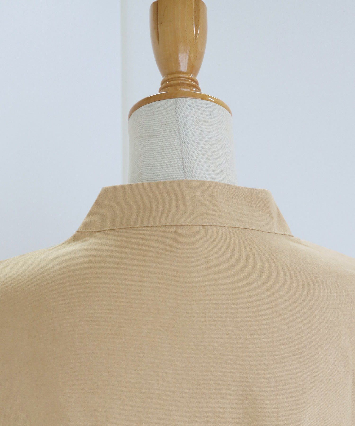 日本 BLUE EAST - 知性小立領氣球長袖襯衫-淺粉