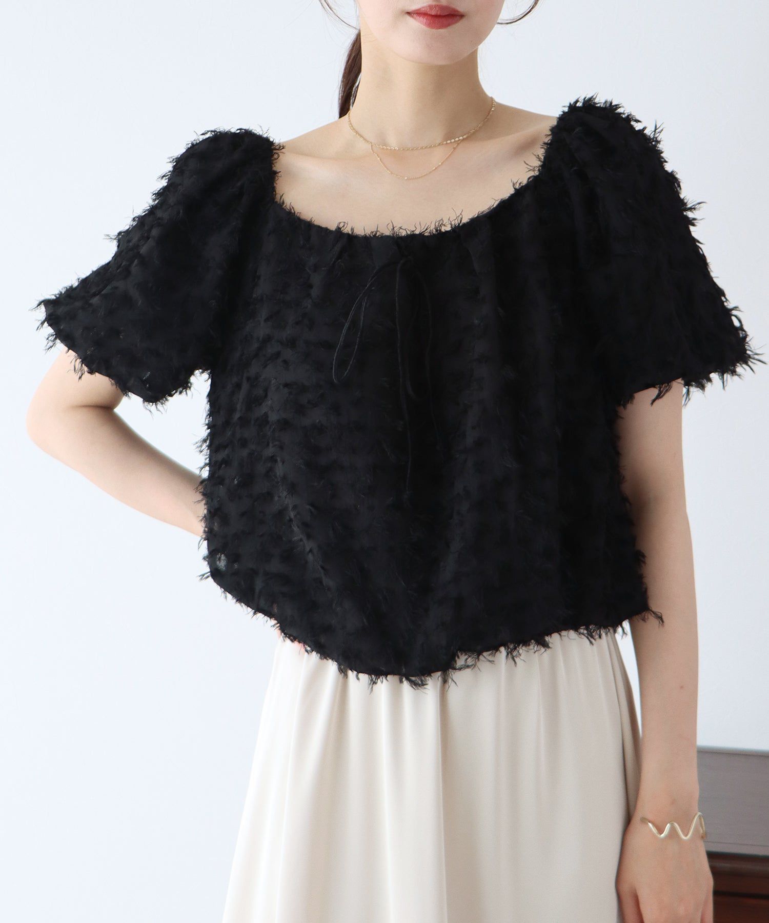 日本 BLUE EAST - 抽鬚感寬領泡泡袖上衣-淺杏