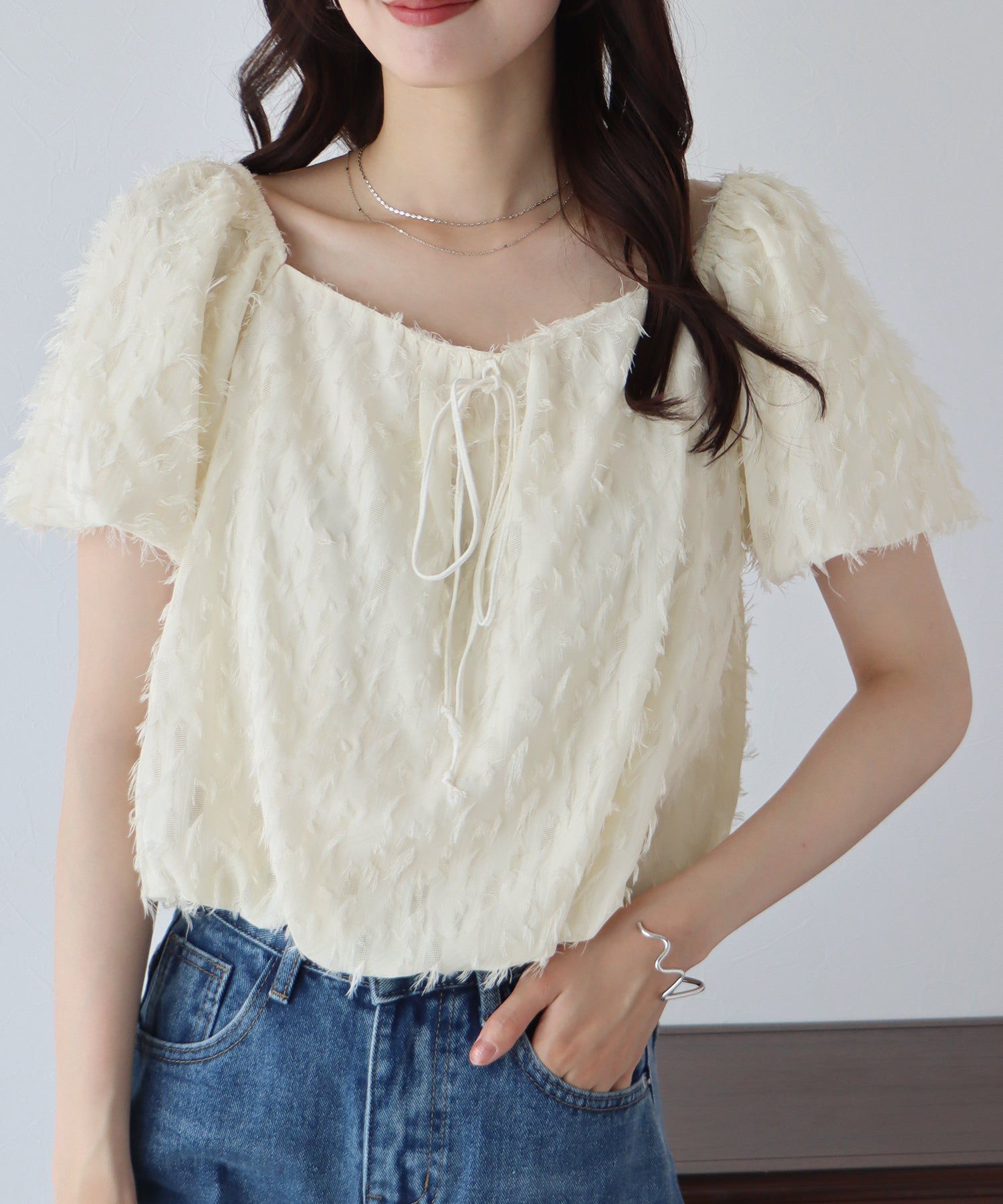 日本 BLUE EAST - 抽鬚感寬領泡泡袖上衣-淺杏