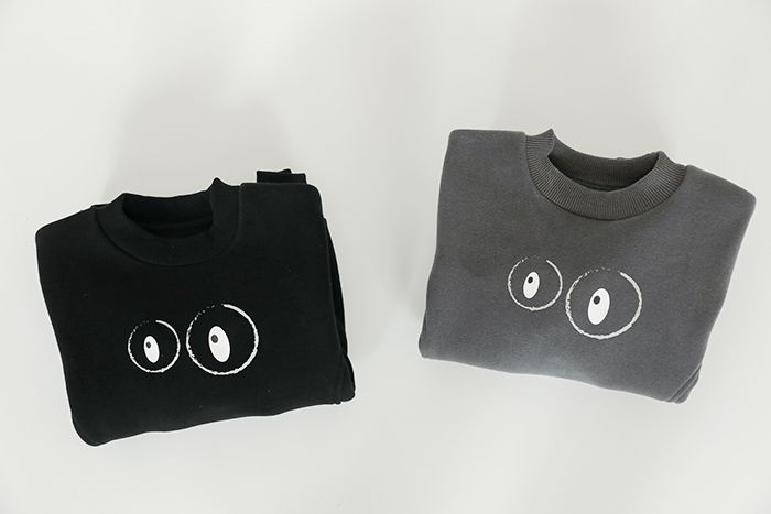 TONGMO - (加絨)圓領長袖上衣/大學T-大眼睛-黑色