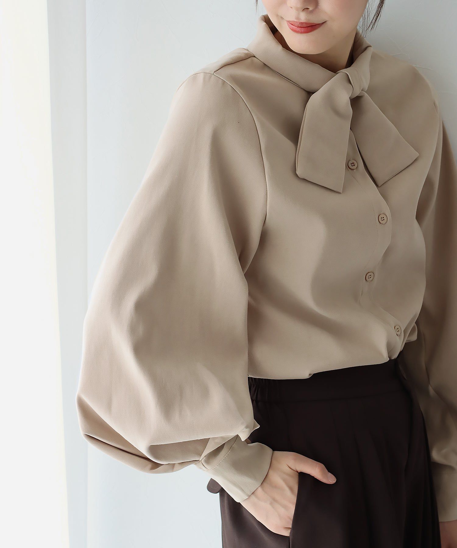 日本 BLUE EAST - 柔美扭結氣球長袖襯衫-黑