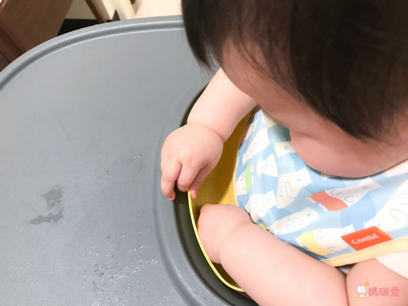 媽咪餵飯神器♡【日本 Combi】離乳餐具、圍兜！