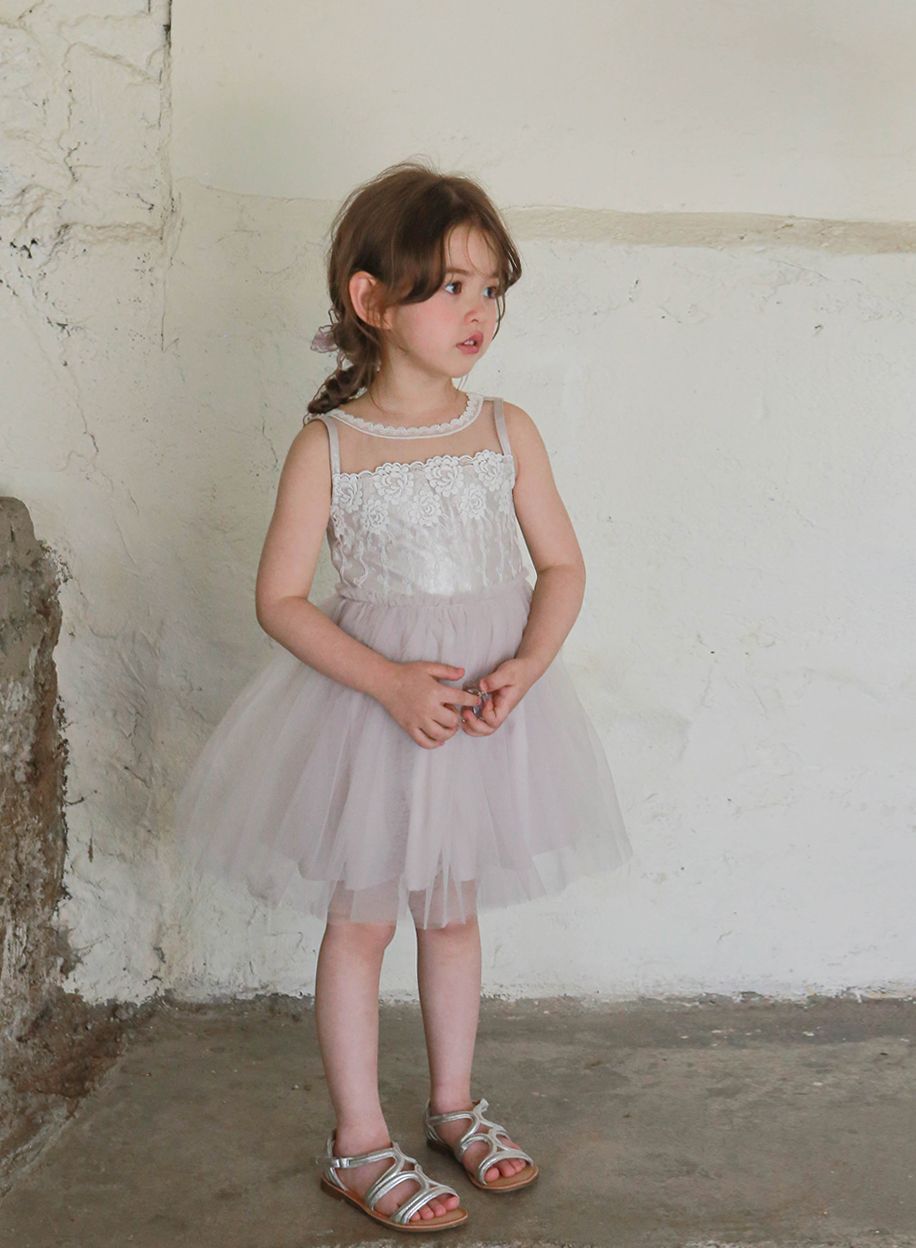 韓國 Puellaflo - 後背鏤空蝴蝶結華麗刺繡花朵網紗洋裝-淺灰