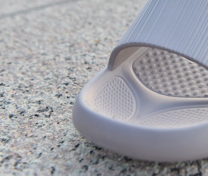 家窩 - MIT 雅漫EVA輕量釋壓厚軟底防滑拖鞋-男款-雅痞黑