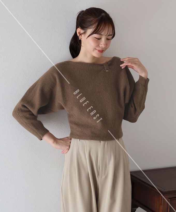 日本 BLUE EAST - 顯瘦曲線領簡潔針織長袖上衣-咖啡 (M)